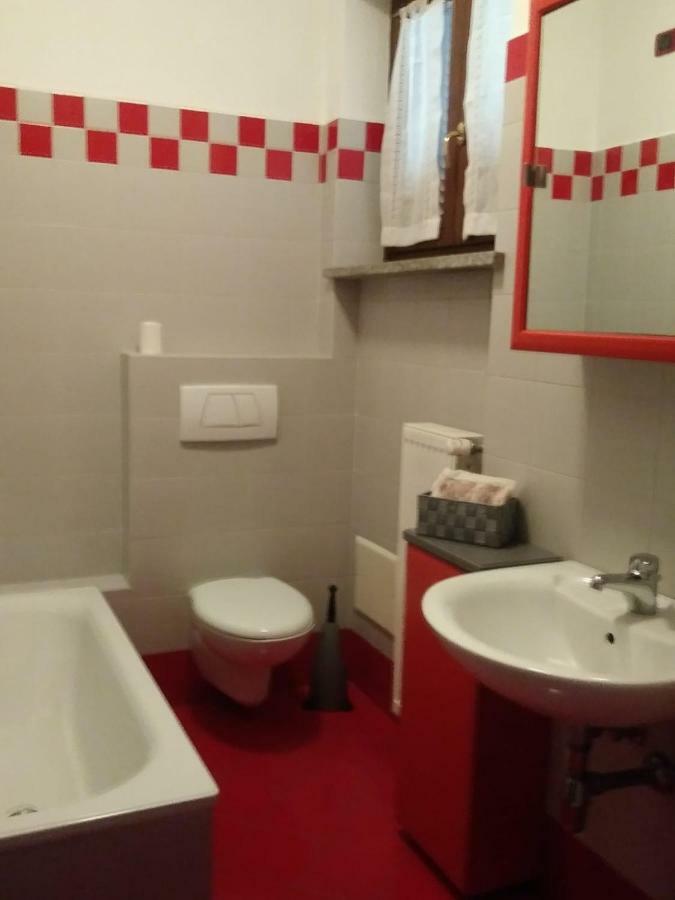 Casa Vacanza Il Glicine Casale Corte Cerro المظهر الخارجي الصورة